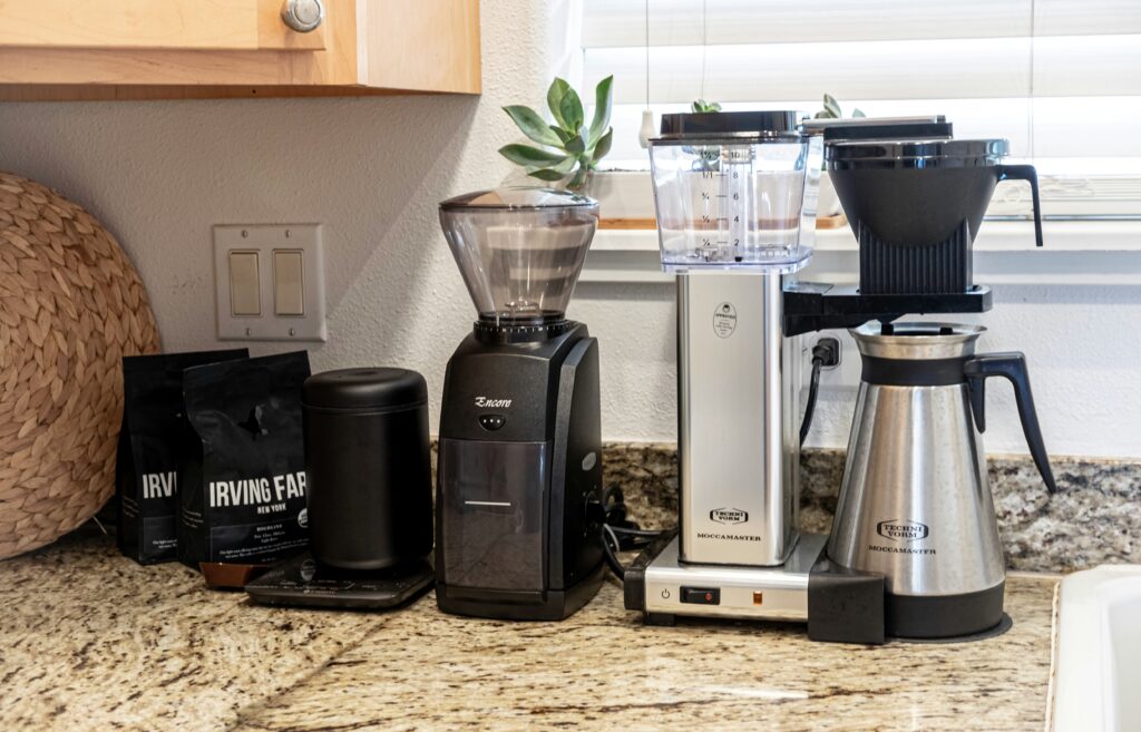Step-by-step illustration showing How to Clean a Coffee Grinder for better grinding performance and coffee flavor.