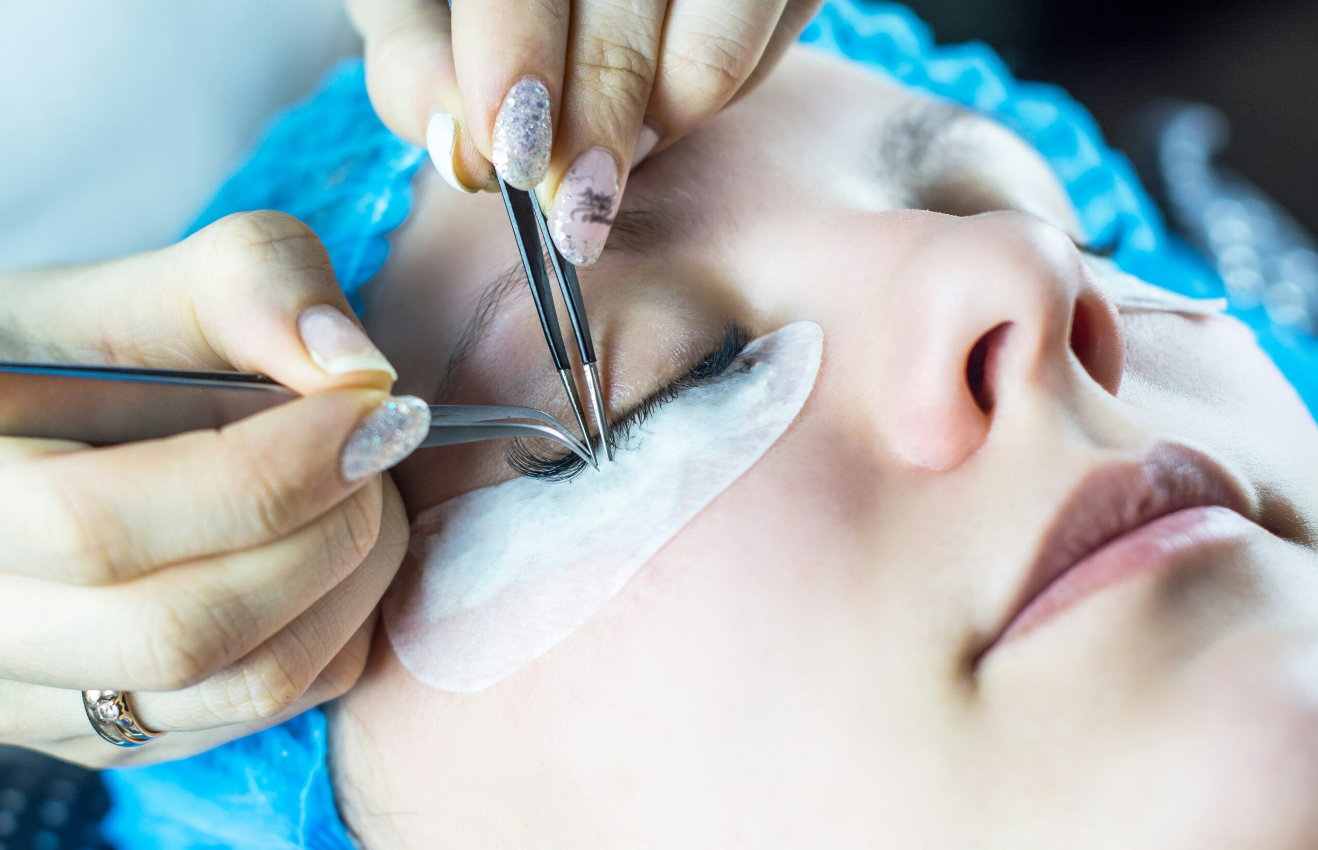 How to Get an Eyelash Out of Your Eye: Safe Methods & Expert Tips