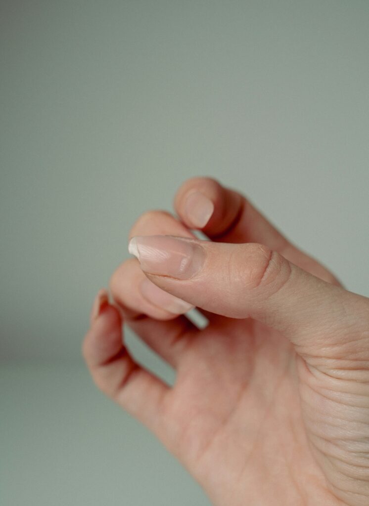 How to Get a Splinter Out Without Tweezers guide to gentle removal methods, warm-water soaking, adhesive techniques, wound care, and infection warning signs.