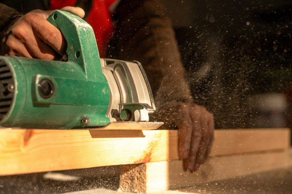 How is wood cut when ripping with a table saw? A guide to ripping mechanics, technique, and safety.