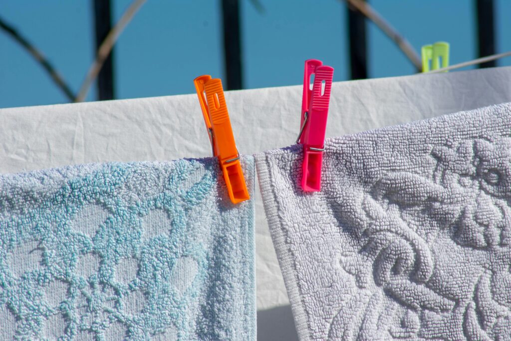 How to Get Mildew Smell Out of Towels guide to deep cleaning, baking soda, vinegar, washing, ventilation, drying, and mildew odor prevention.