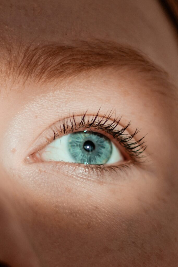 How to Get an Eyelash Out of Your Eye guide to natural blinking, safe rinsing, eyelash removal, irritation relief, and proper eye care.