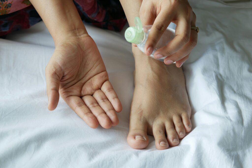 How to Get a Splinter Out of Foot guide to warm-water soaking, splinter removal, wound cleaning, aftercare, infection risks, and medical care.