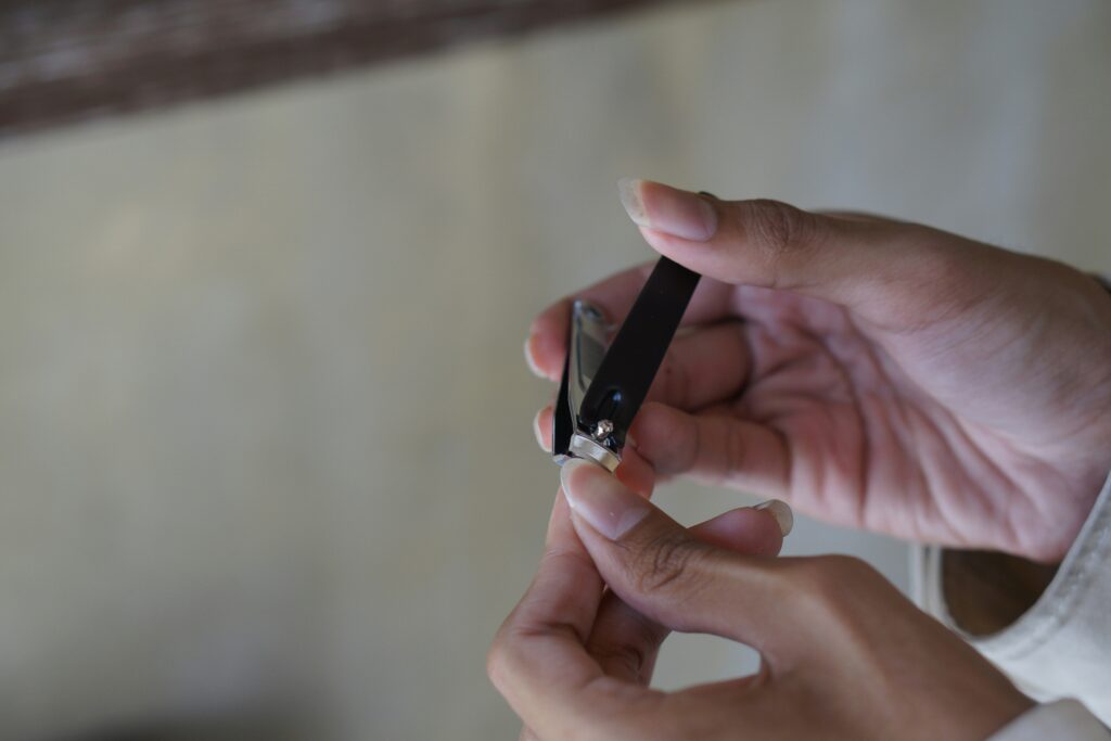 How to Get a Splinter Out Without Tweezers covering splinter removal, soaking, adhesive methods, wound cleaning, skin care, and safety tips.